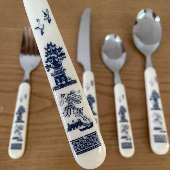 Vintage Blue Willow Pattern 5 Pc Place Setting Stainless Flatware Taiwan - Picture 1 of 5